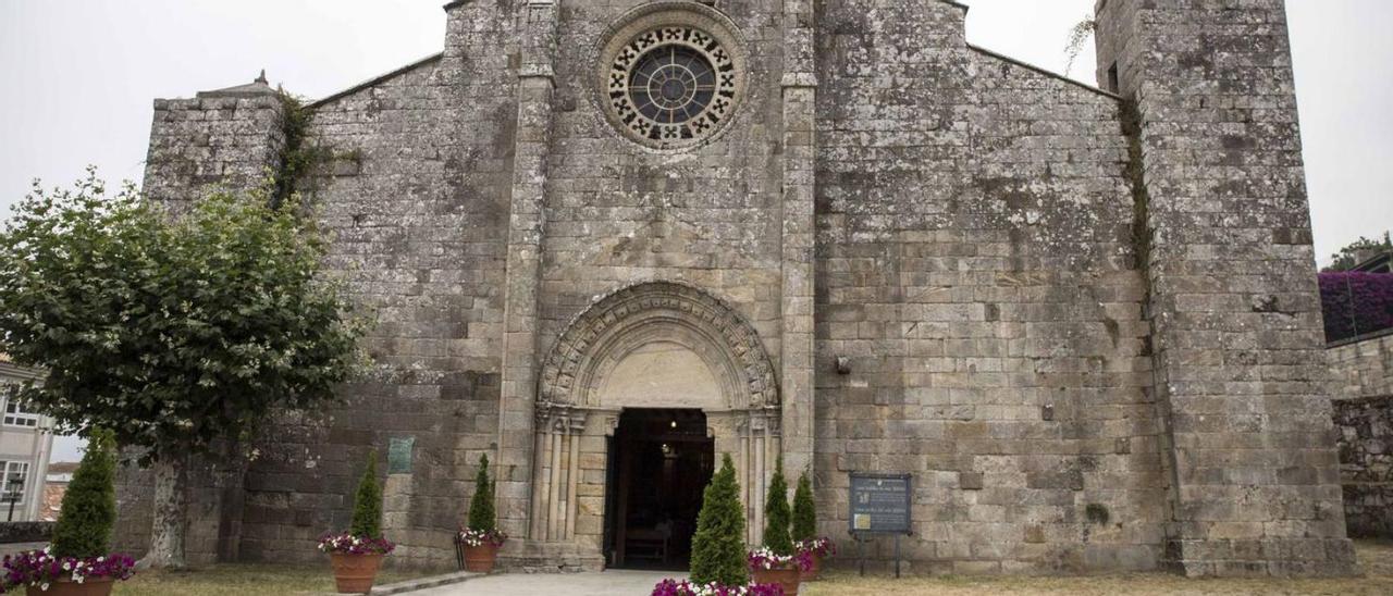 Fachada de l la iglesia de Santa María de Baiona.