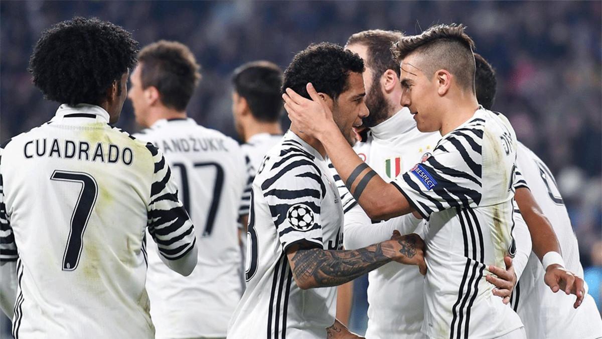 Dybala y Dani Alves celebran un gol