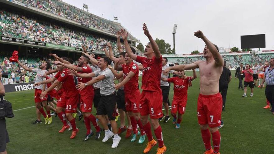 Los jugadores del Sporting celebran el ascenso en el Benito Villamarín.