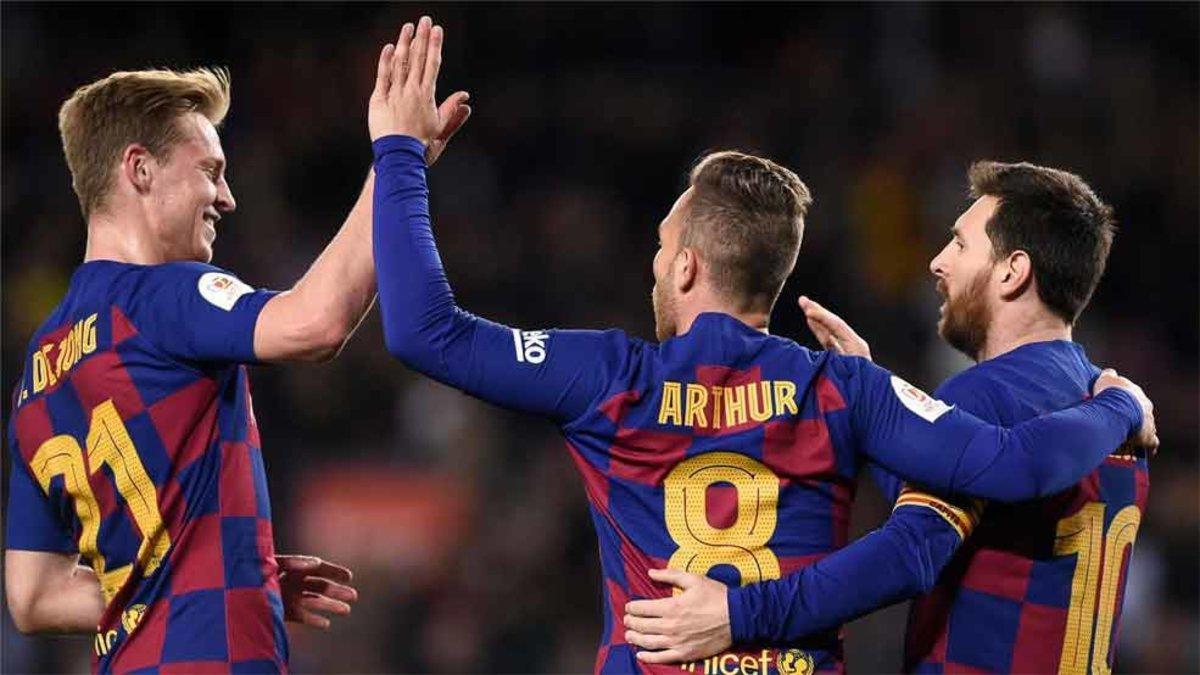 De Jong, Arthur y Messi celebran un gol