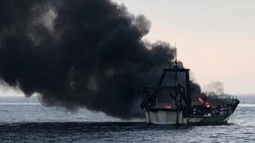 El barco ardía ante las costas de Benajarafe.