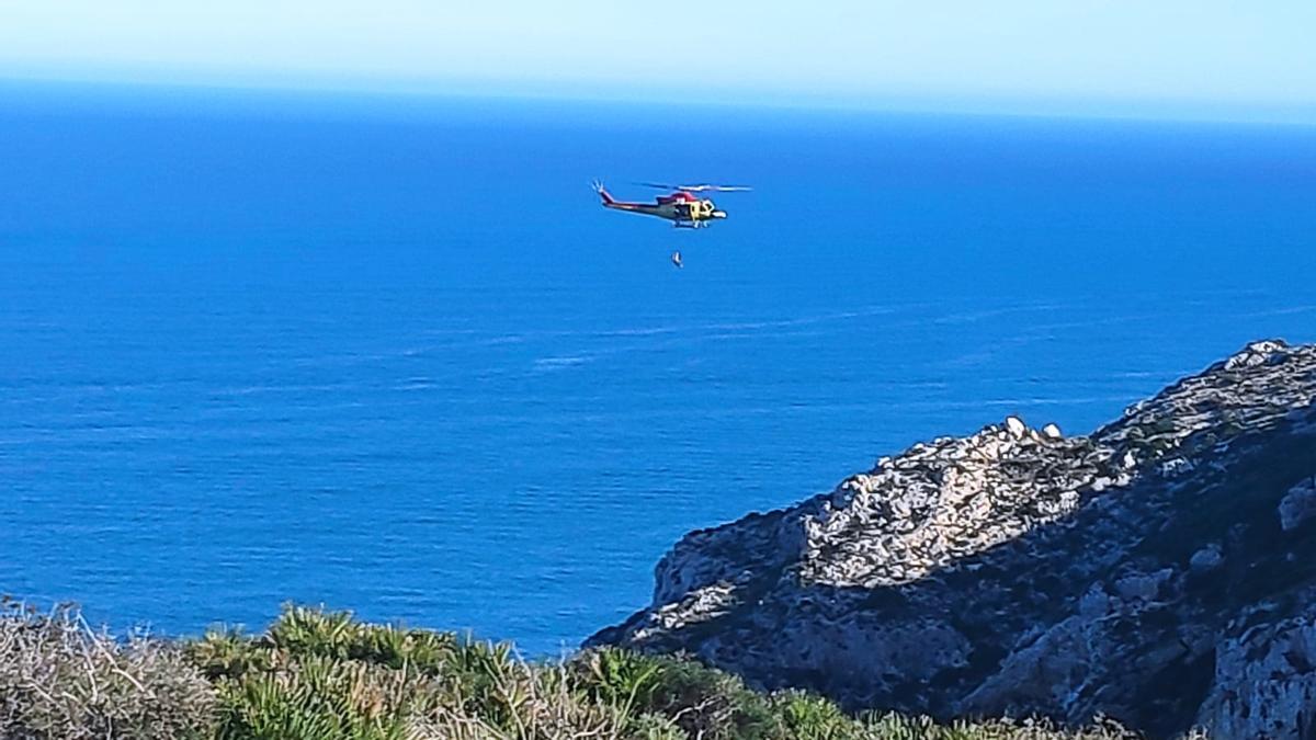 El helicóptero del consorcio de bomberos rescata al herido en el abrupto litoral del cabo de Sant Antoni