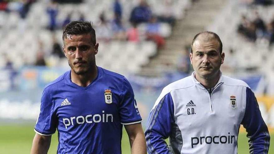 Christian Fernández, tras ser expulsado, junto al fisio Gabri Díaz.