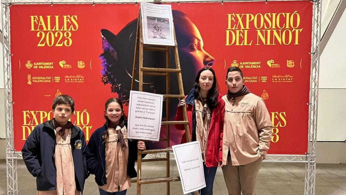 Integrantes de la falla Visitació-Oriola de València llevaron una escalera en la que exhiben un boceto del artista estafador.