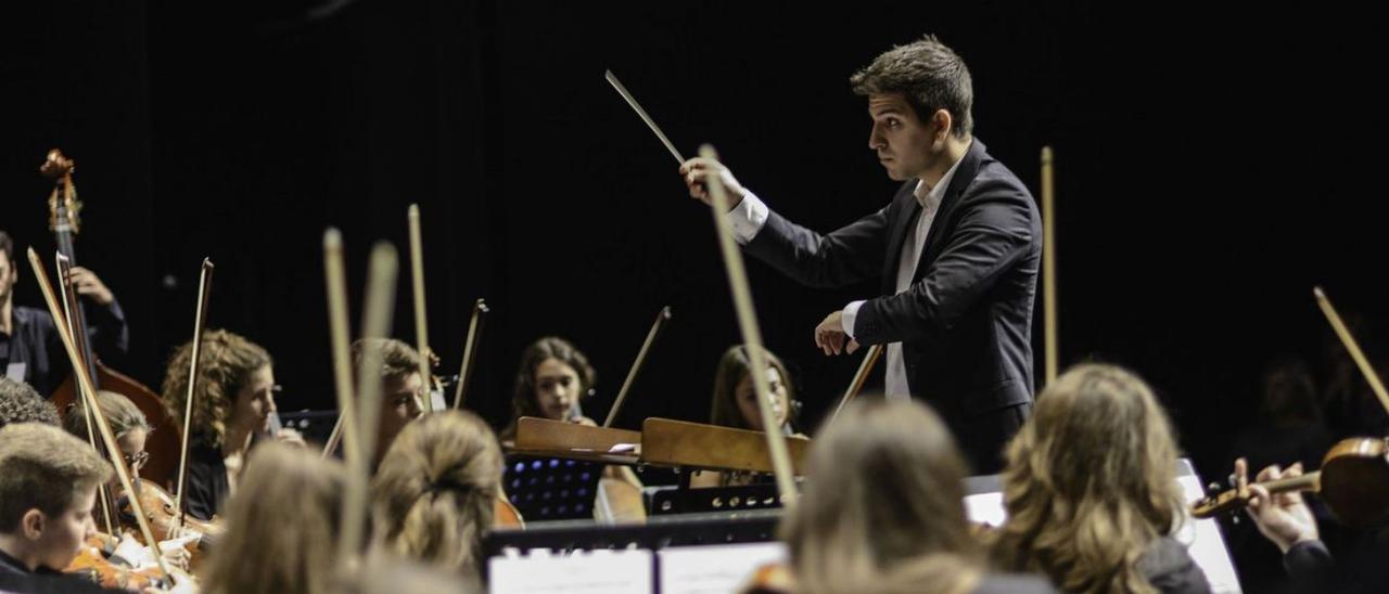 Bernat Quetglas dirigiendo la Orquestra de Cambra de Mallorca.