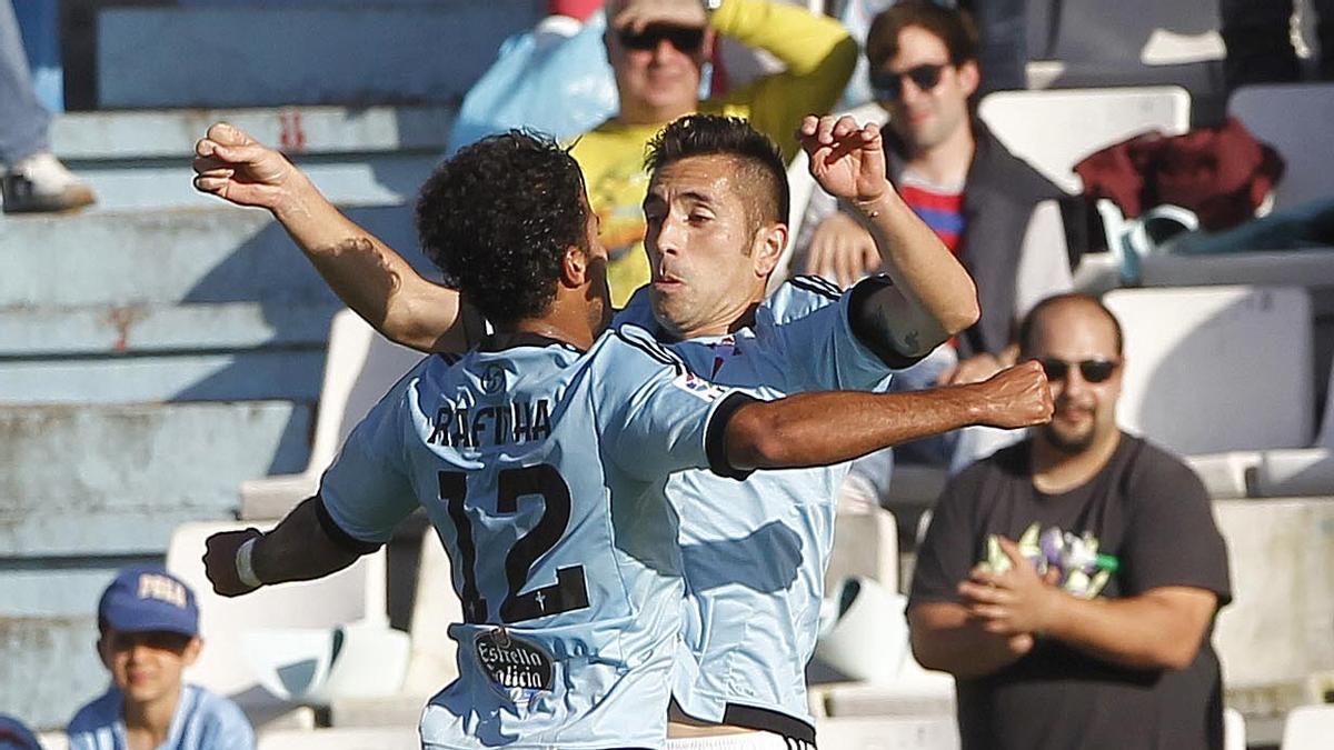 Charles Dias y Rafinha celebran el segundo de los goles del brasileño.