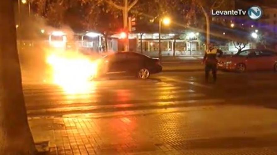 Arde un coche en el centro de Aldaia