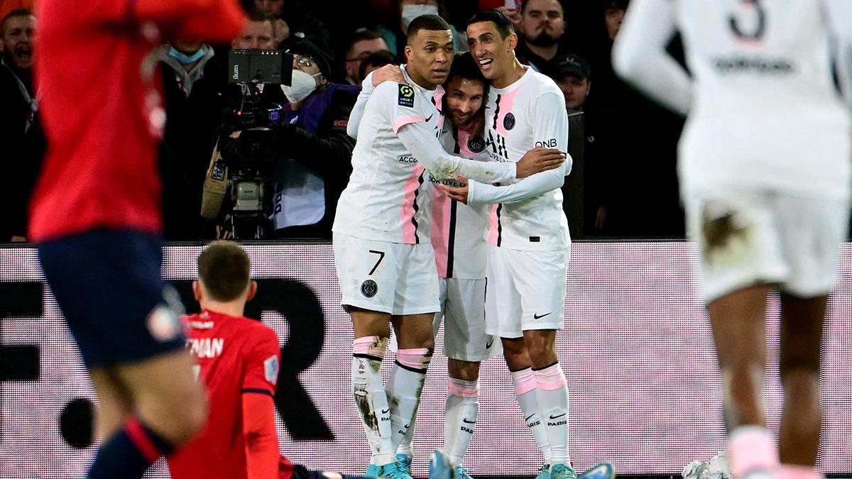 Mbappé, Messi y Di María celebran uno de los cinco tantos que marcaron los parisinos