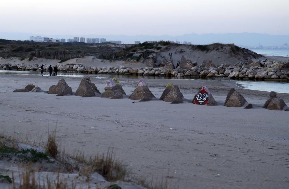 Las pirámides desenterradas por los temporales en la playa de El Perellonet.