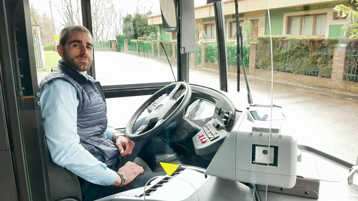 Alfonso Diéguez, en el autobús de la línea B, en Fitoria.