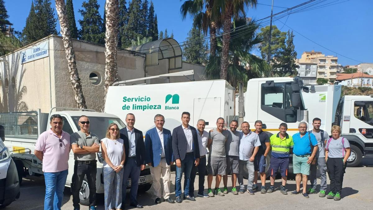 El consejero Juan María Vázquez, y el alcalde de Blanca, Pablo Cano, junto a los tres nuevos vehículos de recogida de residuos urbanos.