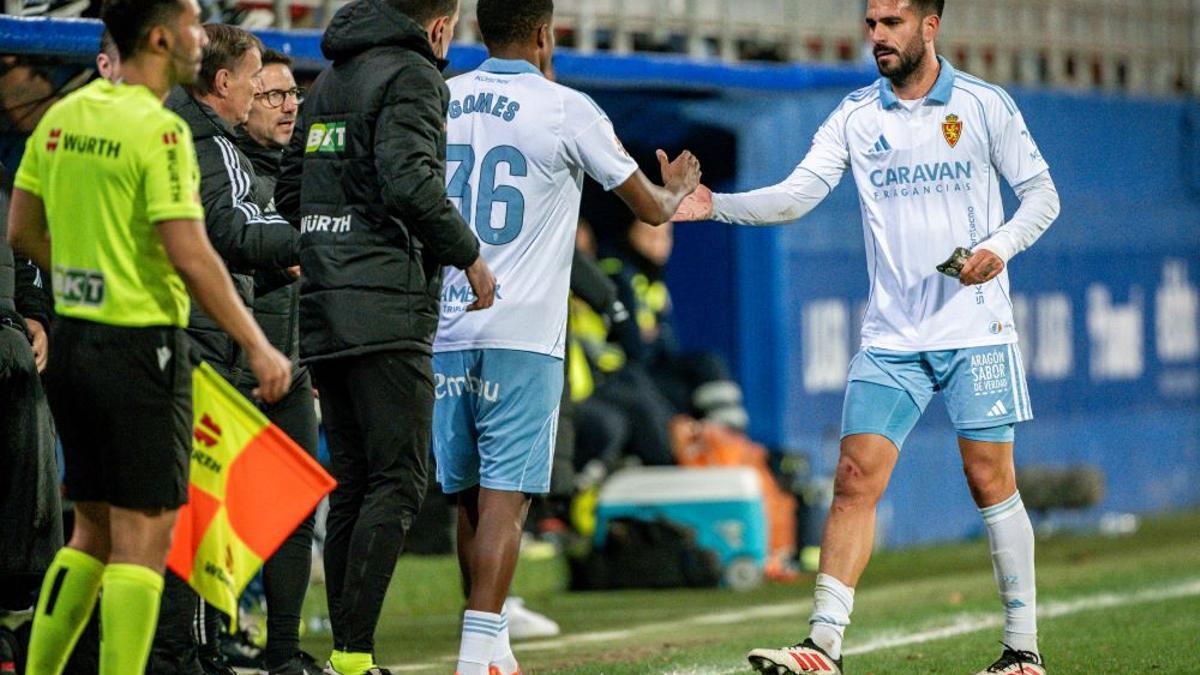 Ale Gomes releva a Insua tras su lesión a los 18 minutos.
