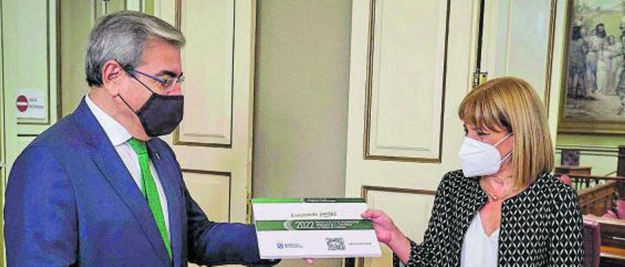 Román Rodríguez hace entrega de los presupuestos a la vicepresidenta primera del Parlamento, Esther González.