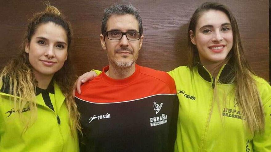 Carrera, Prades y Sempere, con la selección | Importante representación del Mecalia Guardés en Guadalajada con los combinados A y B de la selección española de balonmano, que estuvo preparando su amistoso contra Rumanía en el que será el debut de Carlos Viver como seleccionador. Como segundo, se estrenará también José Ignacio Prades, entrenador del Mecalia. Por su parte, en el equipo B de la selección estaban Estela Carrera y África Sempere.