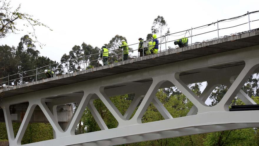 El enorme tablero que culminará el puente de Santa Marta comienza a coger forma definitiva
