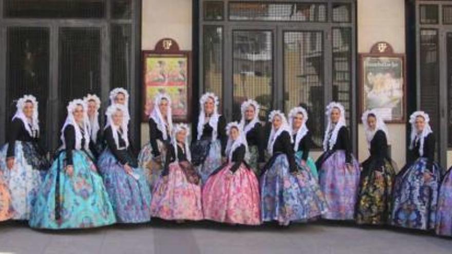 Las candidatas vestidas con el traje de novia alicantina se reunieron ayer por primera vez con el jurado.