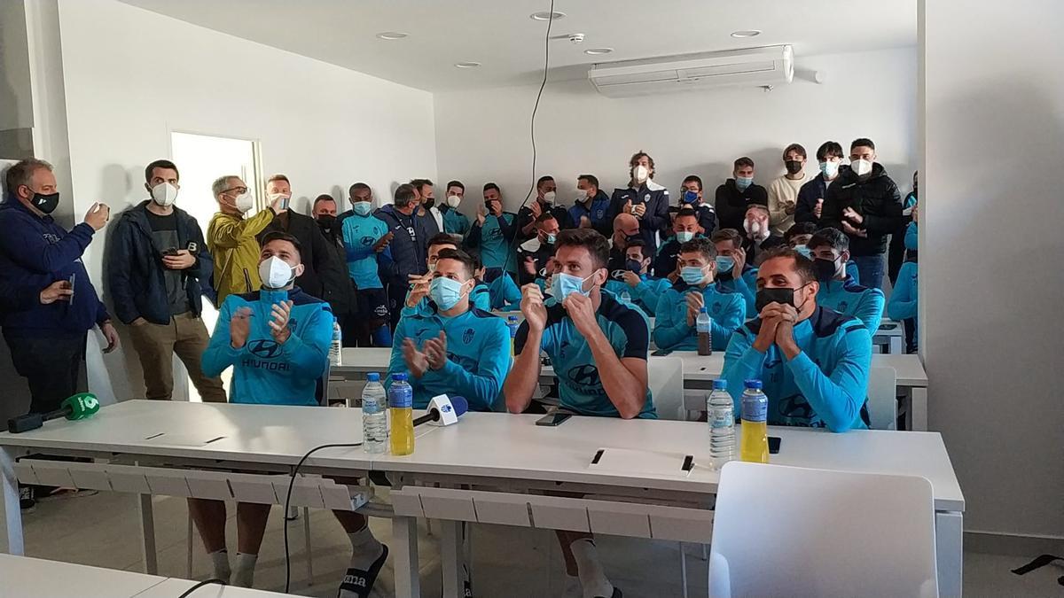 Los jugadores del Atlético Baleares presenciaron en el Estadi el sorteo de la Copa.