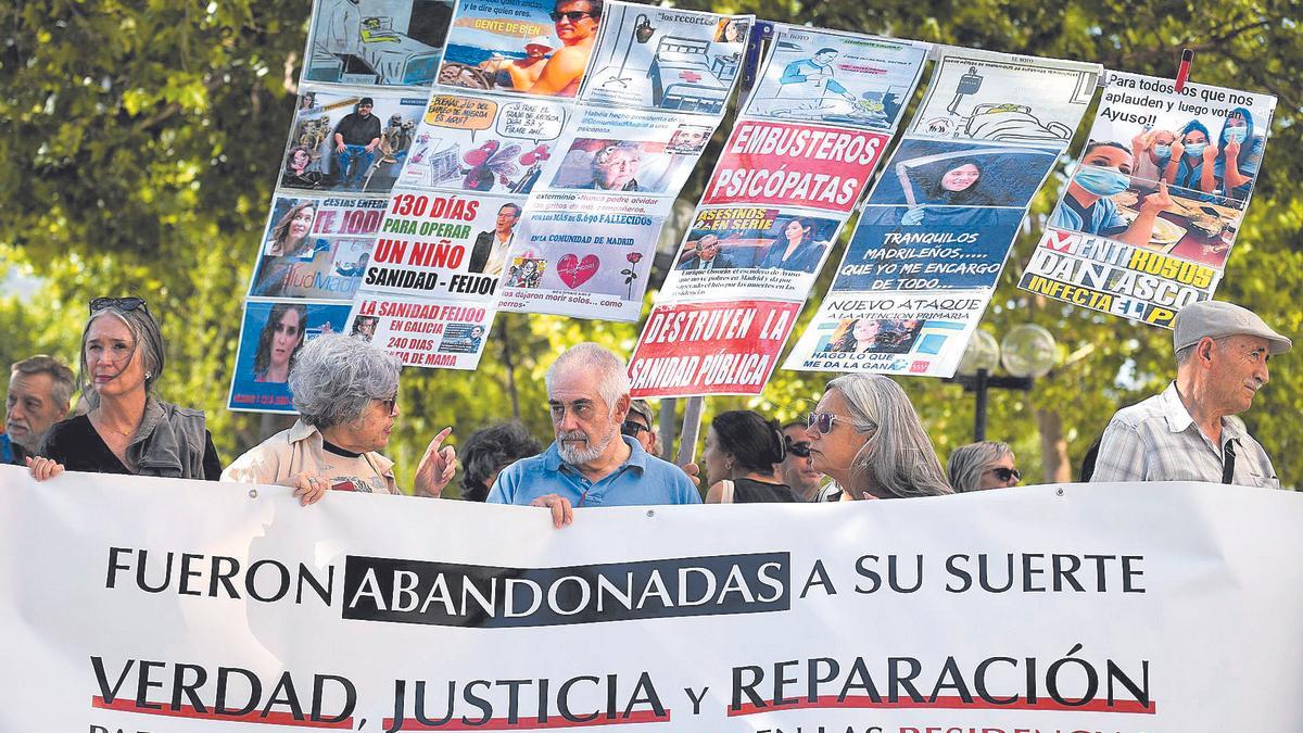 Una protesta contra los protocolos aprobados por la Comunidad de Madrid en la residencias durante la pandemia de Covid-19.