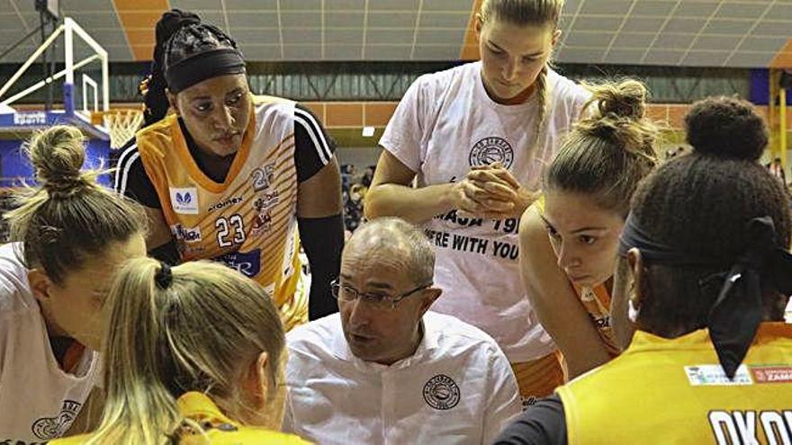 Ángel Fernández da instrucciones a sus jugadoras en un tiempo muerto.