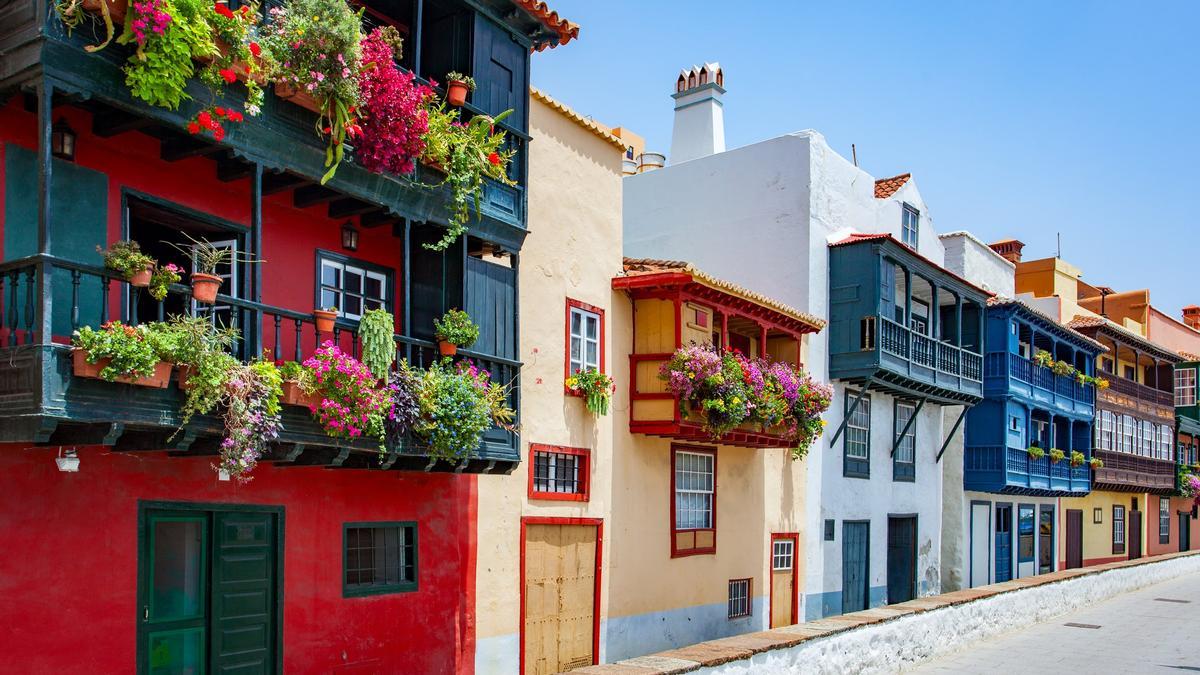 Una colorida calle de Santa Cruz de la Palma