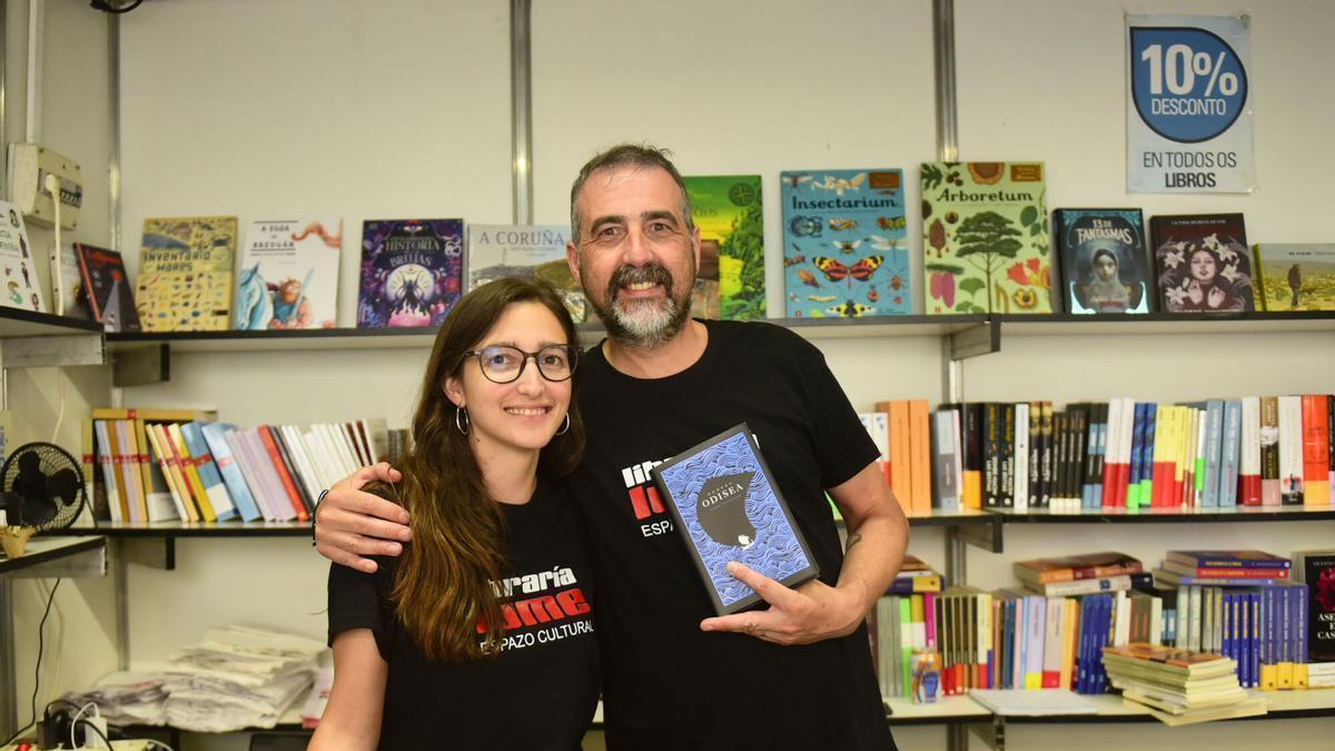 Eva Cameán y Rober Cagiao con 'La Odisea' en la caseta de Lume en la Feria del Libro