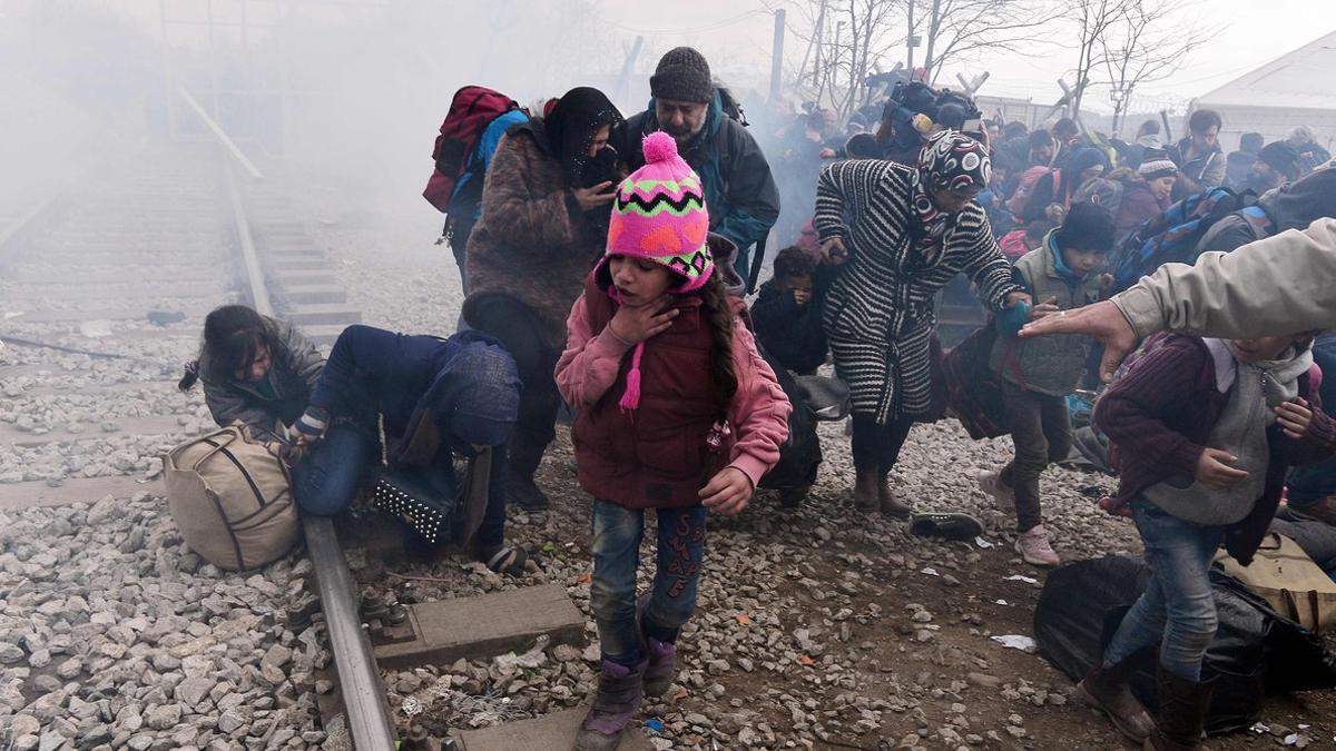 Una niña tose afectada por los gases lacrimógenos lanzados por la policía contra los refugiados en Idomeni, en la frontera de Grecia y Macedonia.