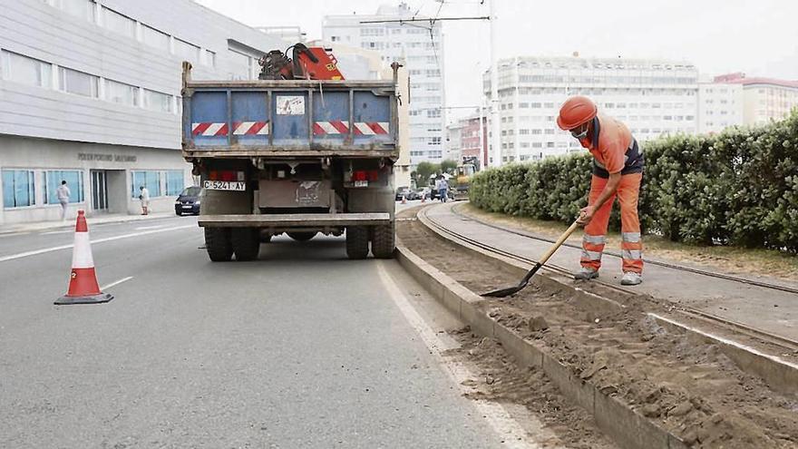 Obras para habilitar la senda para correr en el paseo marítimo. la opinión