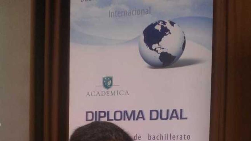 Miguel Álvarez de Linera Alperi, con su diploma.