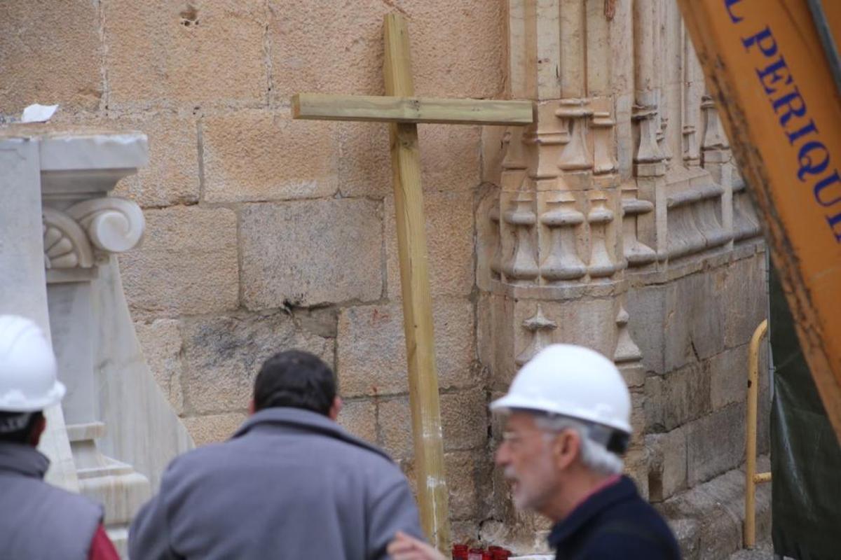 Retoman los trabajos para retirar la Cruz de los Caídos de Callosa de Segura