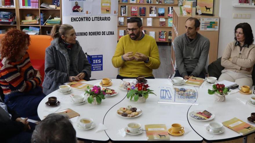 Escritores e ilustradores achegan a súa obra a biblioteca do instituto de Baio no Mes do Libro