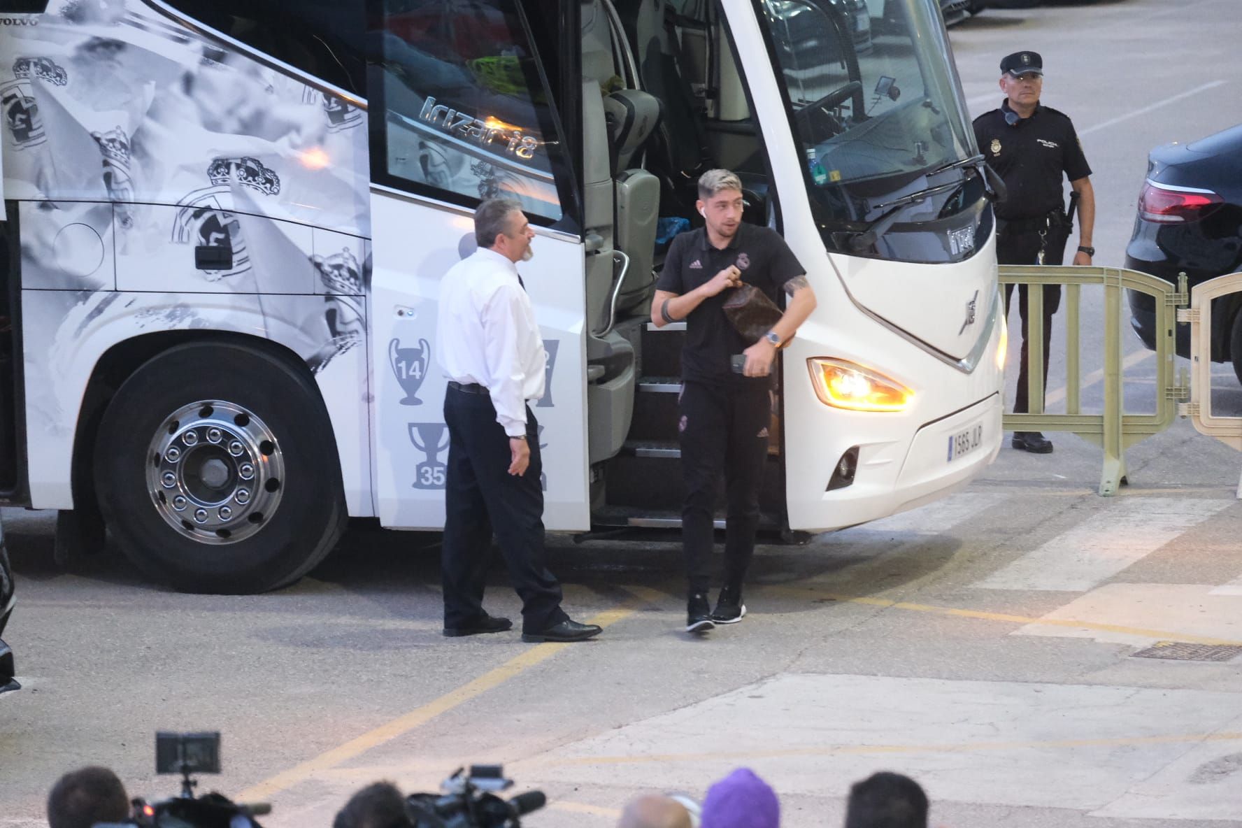 Ambientazo en el Martínez Valero en la previa del Elche - Madrid