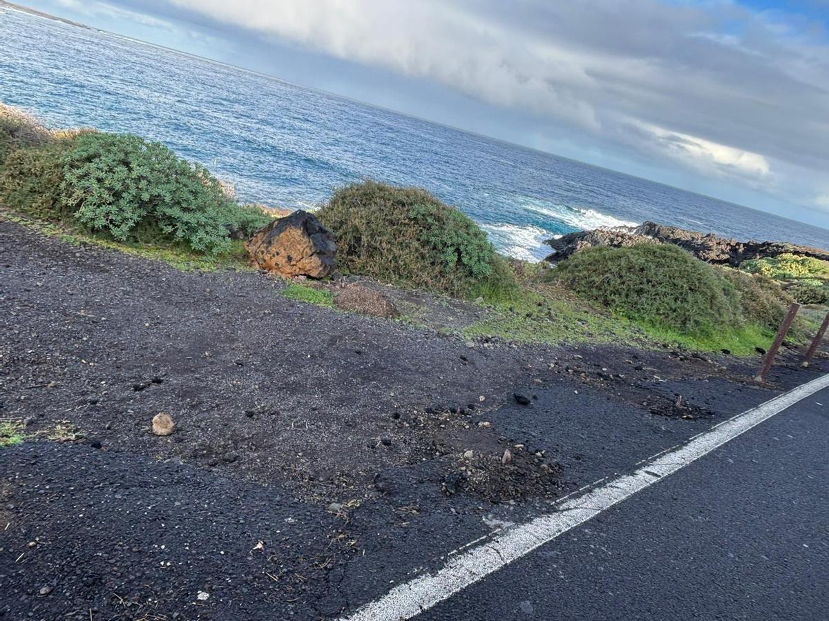 Postes arrancados en la carretera de Los Silos