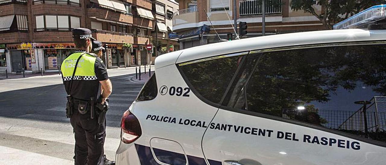 Dos agentes de San Vicente de patrulla. | INFORMACIÓN