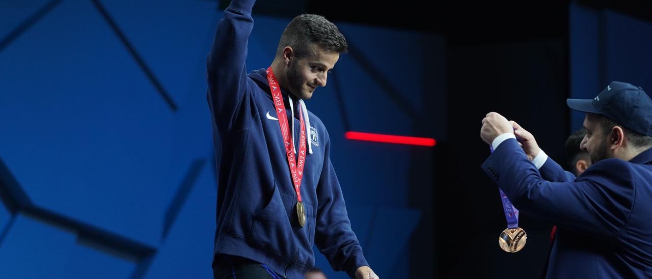 Acorán Hernández, en el momento de recibir las medallas de plata.