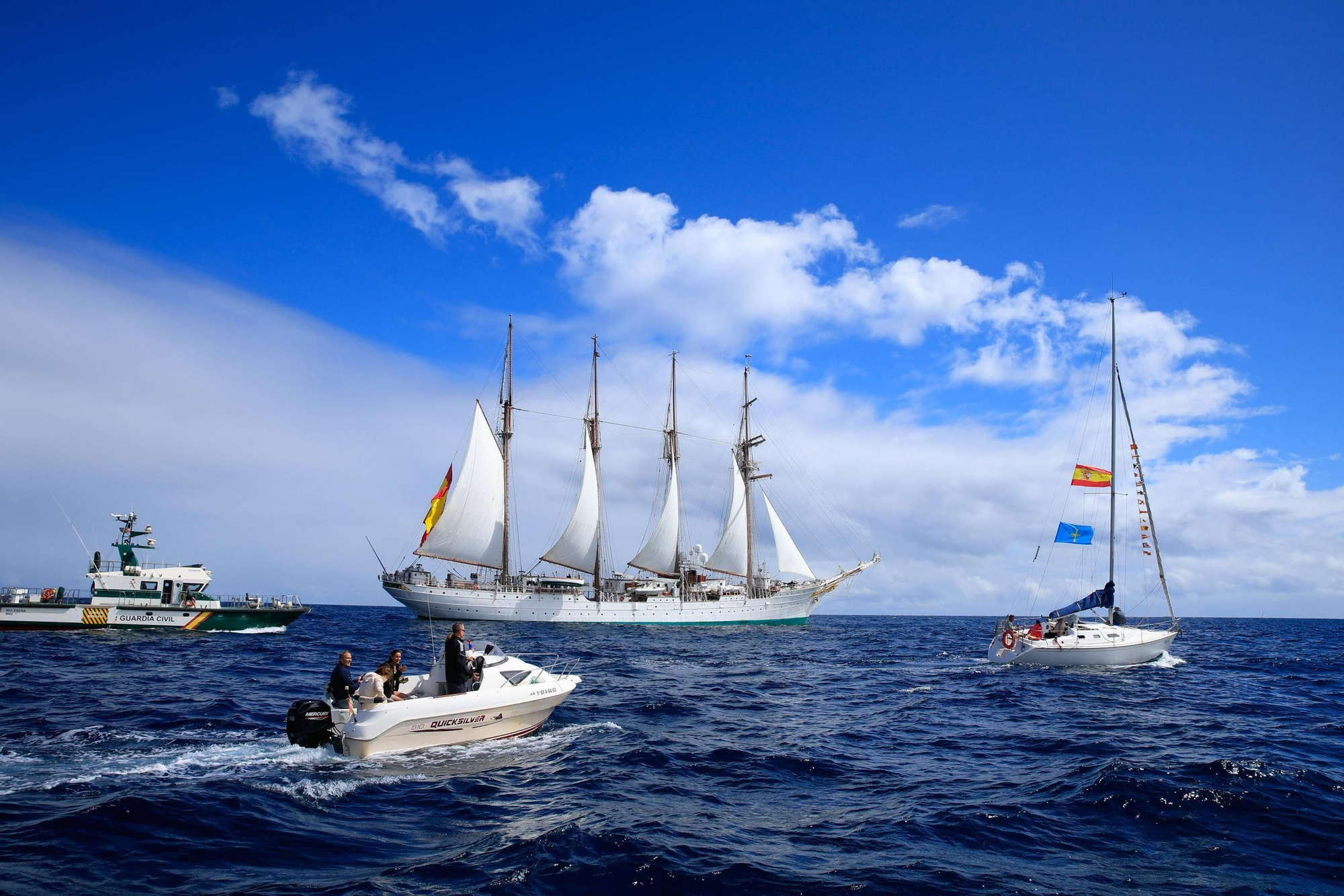 En imágenes: así se despidieron más de 40 embarcaciones del "Elcano" y la "Blas de Lezo" surcando la costa de Gijón