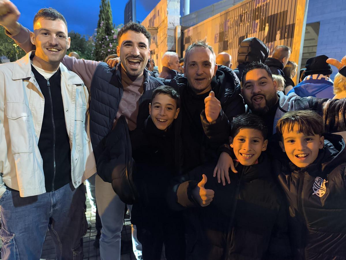 Amigos y familiares de jugadores y del cuerpo técnico del Atlético Baleares.