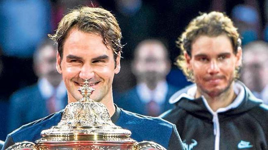 Nadal, al fondo, observa al triunfal Federer en Basilea.