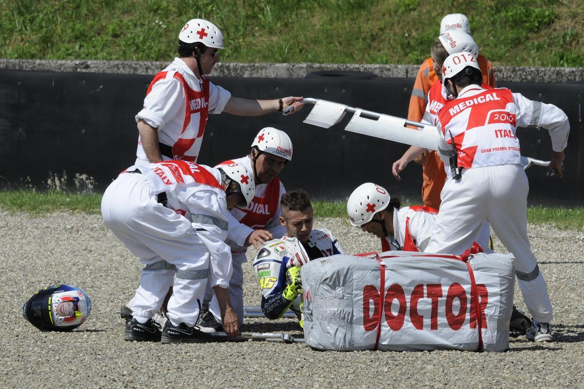 Valentino Rossi, dolorido, en la pista, en el 2010.