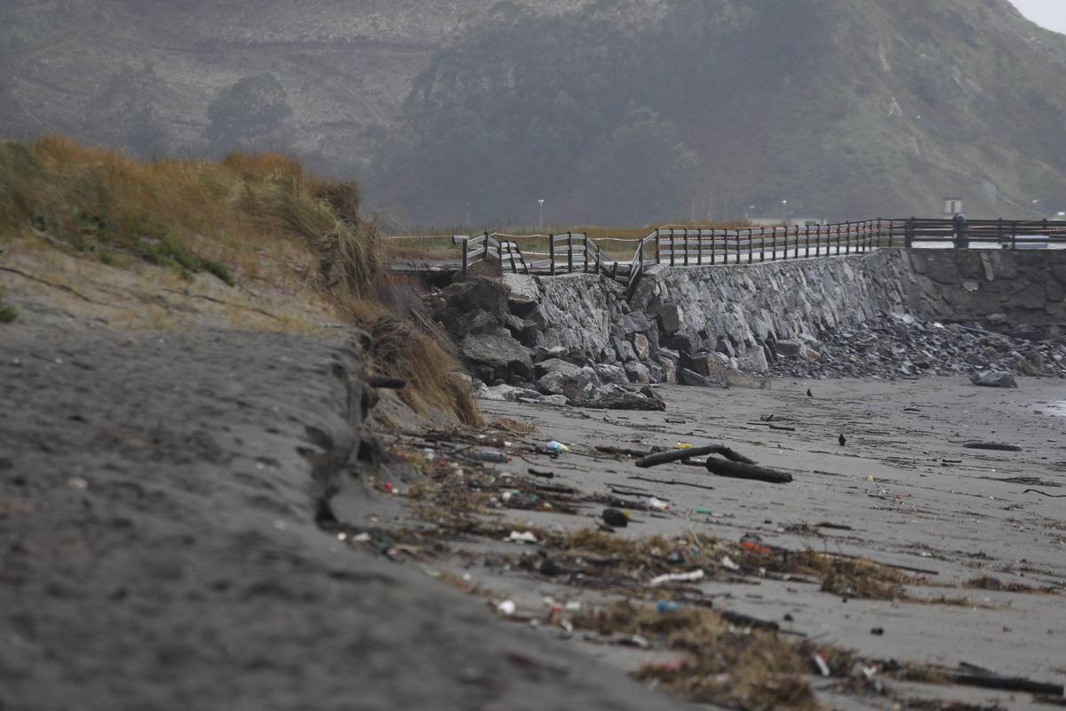 El paseo de Los Quebrantos, con un socavón provocado por los últimos temporales de mar.