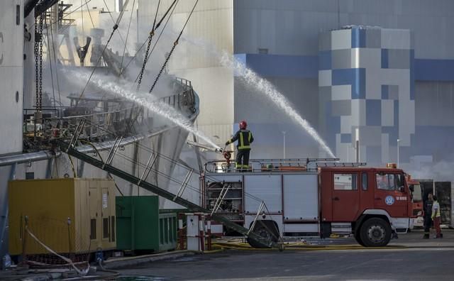 Tercer día del incendio en el barco Finwhale