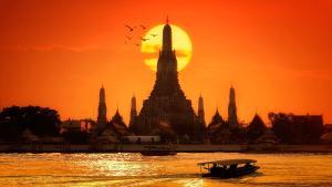 El sol cae detrás del Wat Arun, uno de los templos más importantes de Bangkok