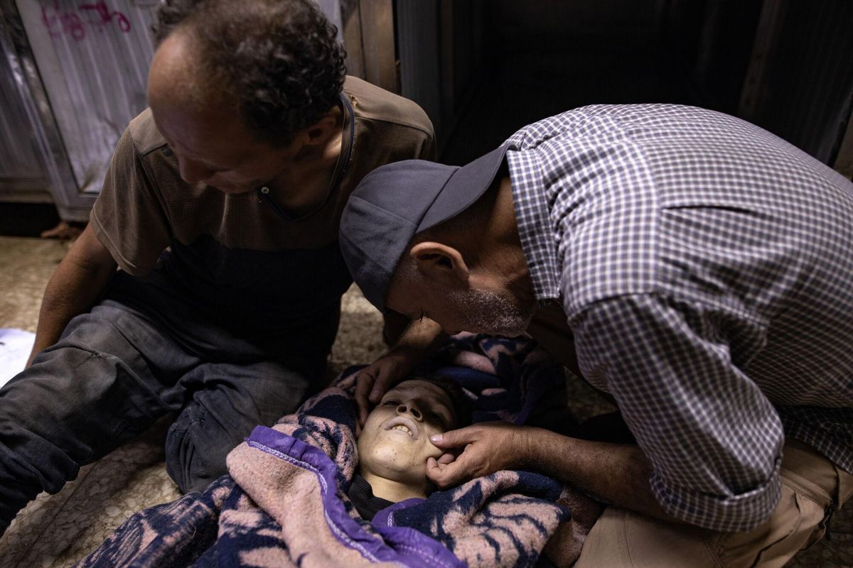 GAZA (---), 20/07/2025.- Palestinians mourn over the bodies of people who were shot dead at a food distribution point, at Al-Shifa Hospital in Gaza City, 20 July 2025. According to the Palestinian Ministry of Health in Gaza, at least 67 people were killed while trying to receive humanitarian aid in the Zikim area. EFE/EPA/HAITHAM IMAD