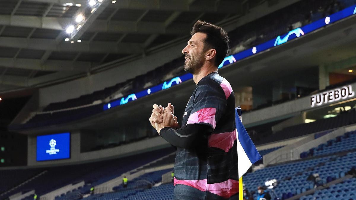 Buffon formaliza su regreso al Parma.