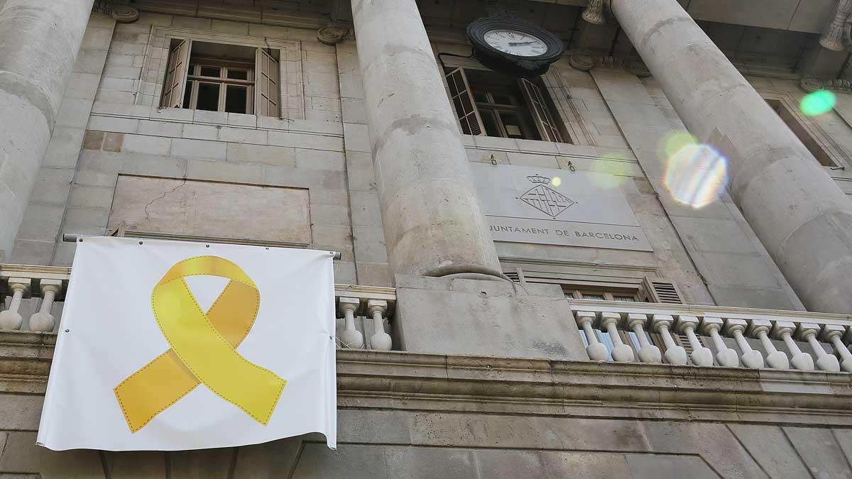 El plazo de retirada de lazos y esteladas en edificios públicos de Catalunya vence hoy a las 3