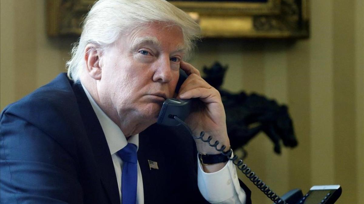 Trump, durante una conversación telefónica desde el Despacho Oval.