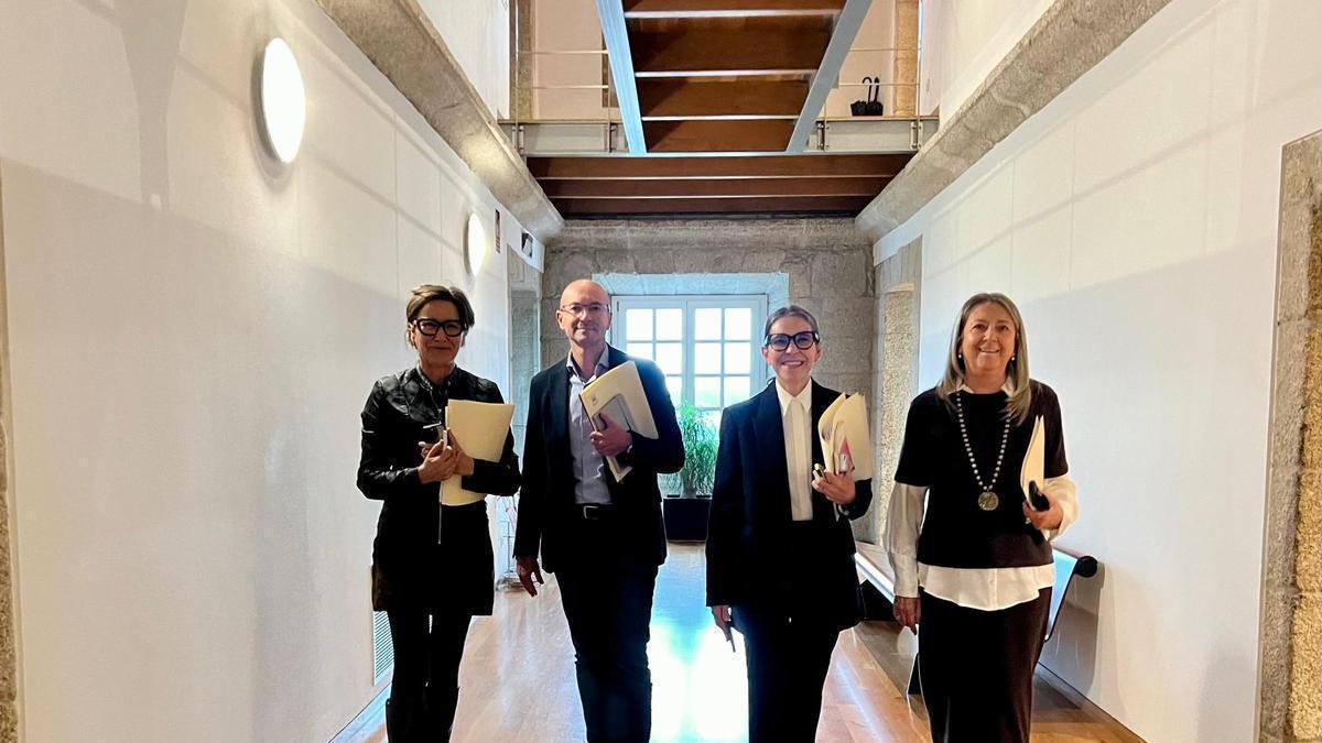 As edís non adscritas Marta Álvarez, Gonzalo Muíños, Mercedes Rosón e Mila Castro nos corredores de Raxoi