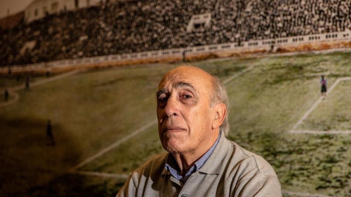 Asensi posa ante una fotografía del estadio de Les Corts en la sede de la agrupación.