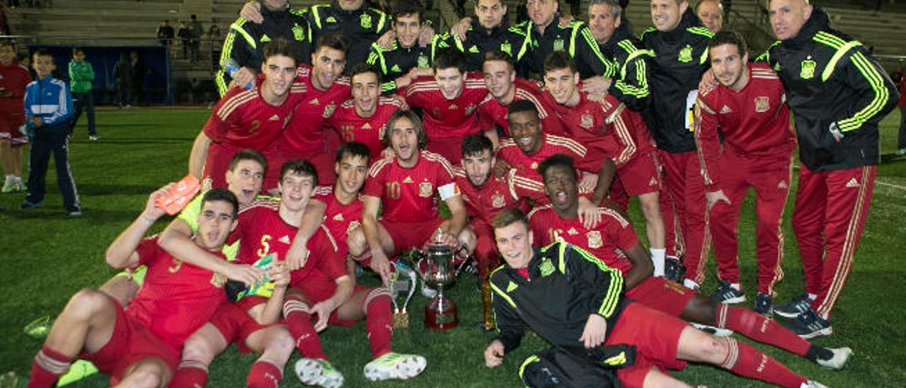 Luis de la Fuente, primero por la derecha, con la selección española que el año pasado ganó la Copa del Atlántico.
