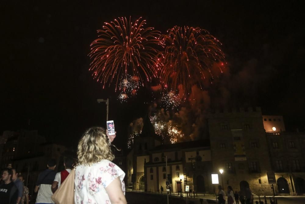 Espectáculo pirotécnico en las fiestas de Begoña, en Gijón.