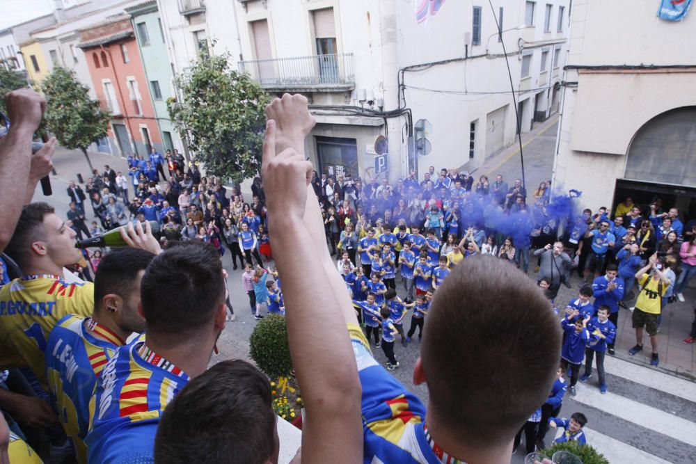 Celebració de l''ascens del Sarrià a la divisió de plata d''handbol